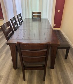 7 PIECE DINING SET FOR SALE- Great condition
