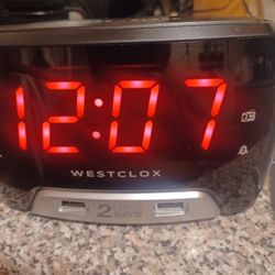 WESTCLOX BIG NUMBER ALARM,DOUBLE USB, RADIO,EXCELLENT CONDITION ONLY PICK UP 