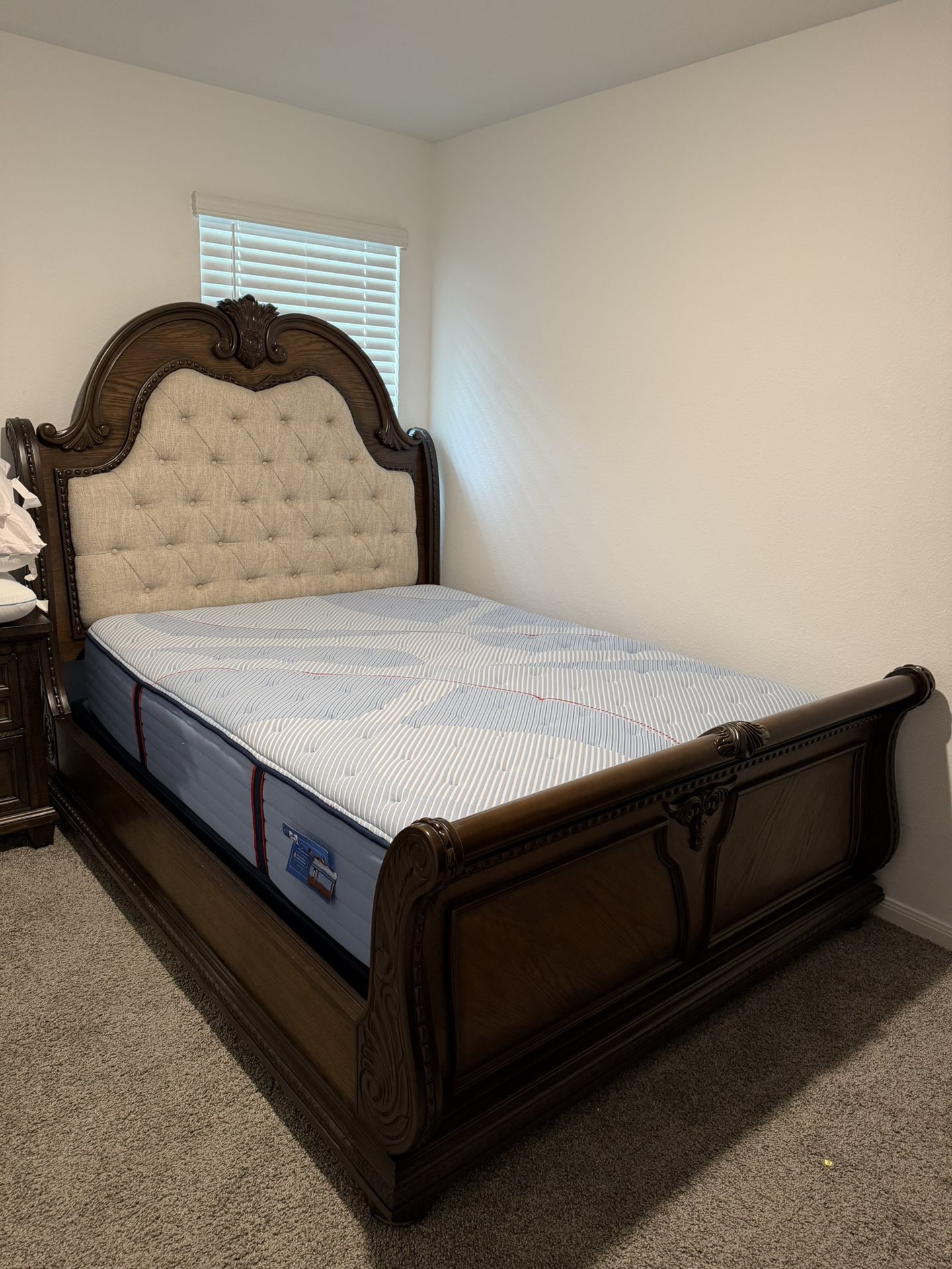High-End Queen bedroom Set