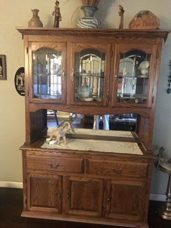 Dining room set - seats 6 table has an attachment