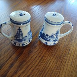 Holland Scene Salt Pepper Shaker Set With Handles Lightweight $10 Chula Vista