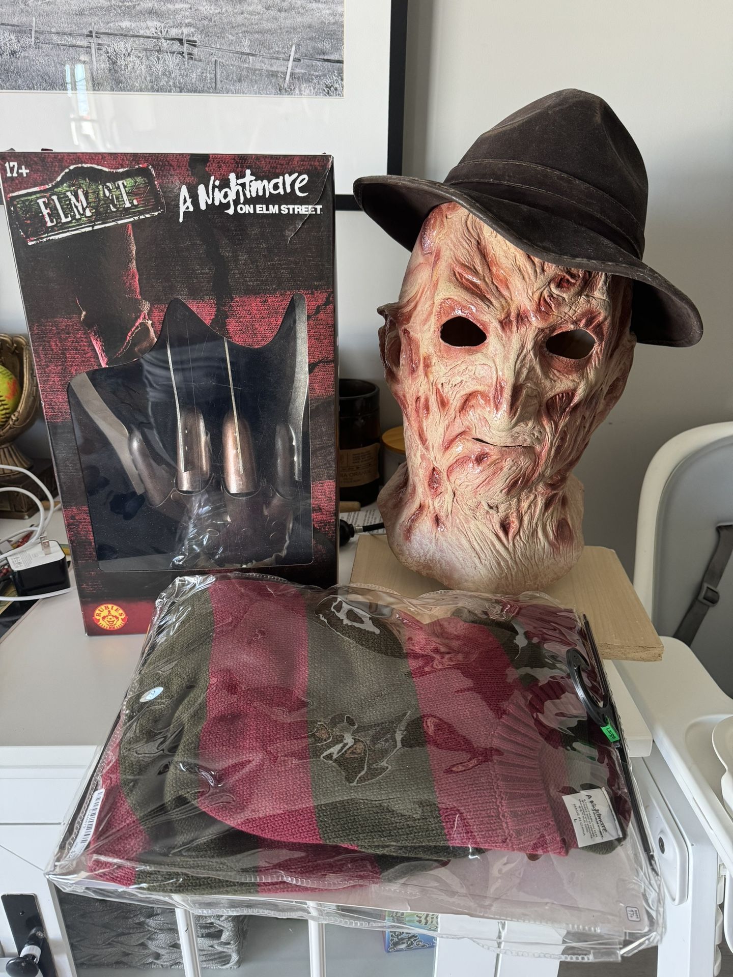 Deluxe Freddy Kruger Latex mask, Supreme Edition Replica metal Glove, Hat And Sweater