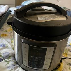 Insignia Instant Pot- excellent condition