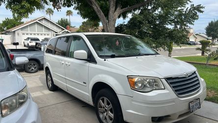 Chrysler Town & Country Minivan