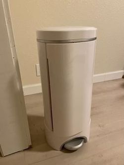 Munchkin STEP Diaper Pail, Powered by Arm & Hammer