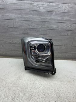 2015-2020 GMC Yukon Right Front Passenger Headlight Assembly OEM GM (HALOGEN)