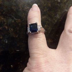 Size 5 BEAUTIFUL STERLING SILVER RING With CZs