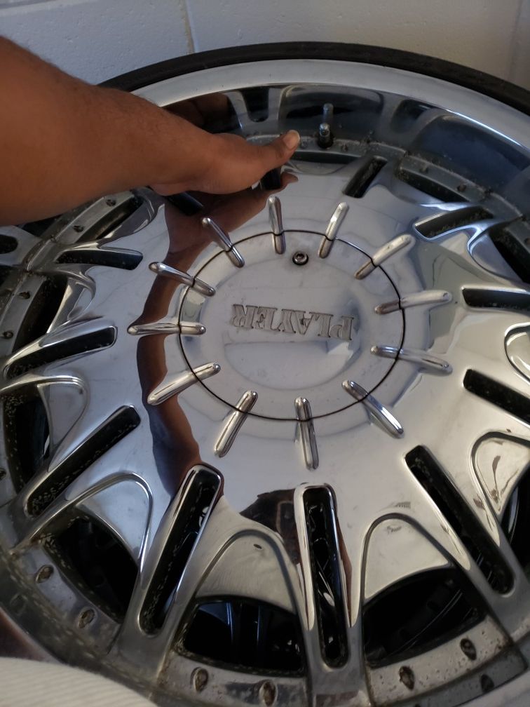 255/30/22 player rims 250 obo needs 2 tires other two are new.22×9 universal 5 lug dont fit my jeep so I have no use for them one black center cap