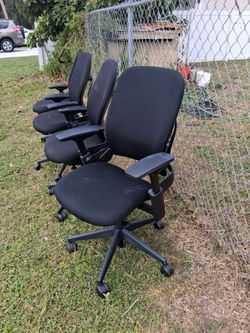 NICE MATCHING ADJUSTABLE STEELCASE V2 LEAP CHAIRS