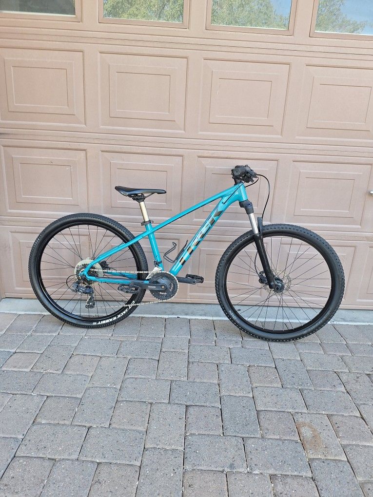 TREK MARLIN 5 MOUNTAIN BIKE 27.5 INCH LIKE NEW ( CHECK MY OTHER BIKES)