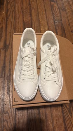 Men’s  white  sneakers