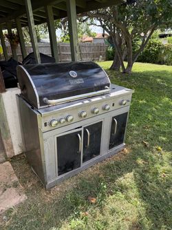 Propane bbq grill w/ two tanks & cover
