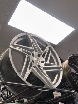 PRECISIÓN Y ESTILO EN CADA VUELTA 🛠️ Si buscas 5x114.3 en 20", llegaste al lugar correcto. No solo vendemos rines, entregamos el ajuste perfecto para