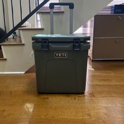 (NEW OPEN BOX) YETI Roadie 48 Wheeled Cooler – Camp Green 