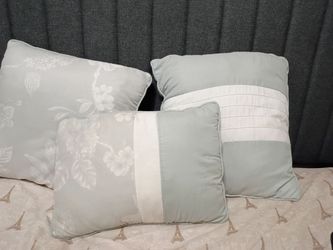 Throw pillows set