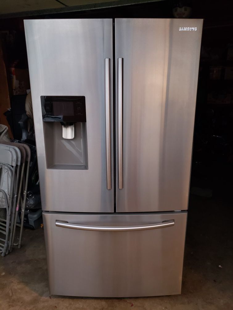 Samsung refrigerator working in great conditions everything works on it
