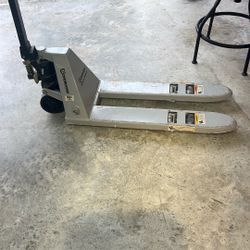 Pallet Jack 2000 LB Strongway