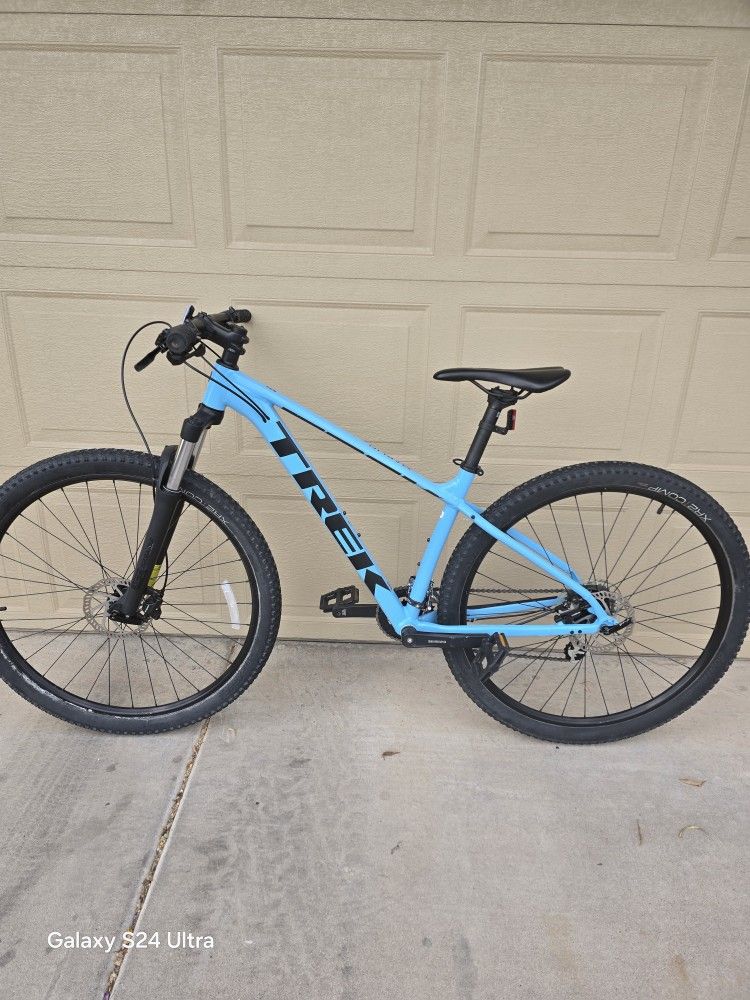 TREK MARLIN 5 MOUNTAIN BIKE 29ER (MEDIUM FRAME)