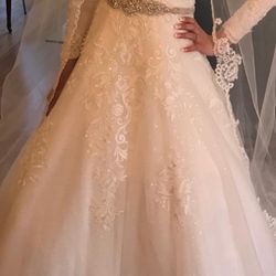 Wedding dress looks brand new