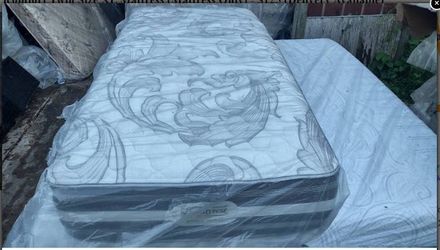 Simmons Beautyrest Recharge Twin Size XL Mattress (Mattress Only)