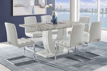 Dining room table + 4 chairs