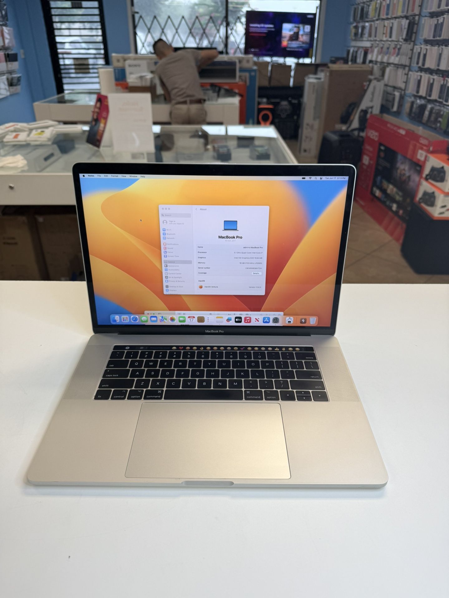 MacBook Pro 15inch Touchbar I7/16/2Tb With Final Cut Pro & logic Pro X