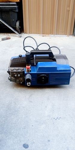 AR- blue clean 1,900 psi  2 hp heavy duty electric  industrial  pressure washer in excellent working condition