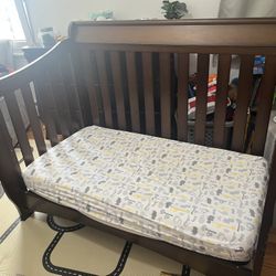 Baby Crib, Mattress and Sheets