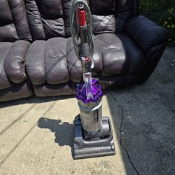 Dyson DC33 Vacuum Works Perfectly