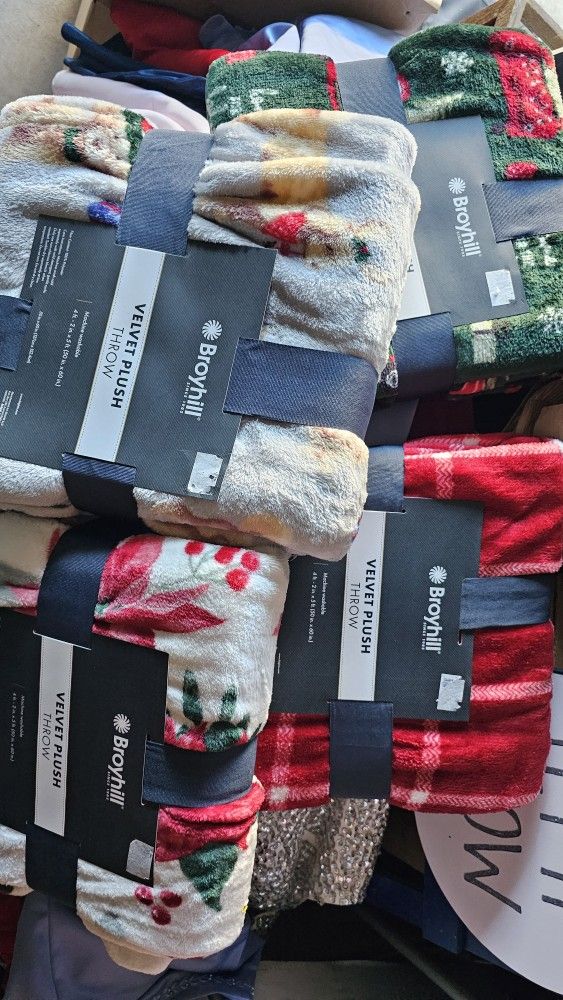 Broyhill Christmas Velvet Blankets PRICE ✂️