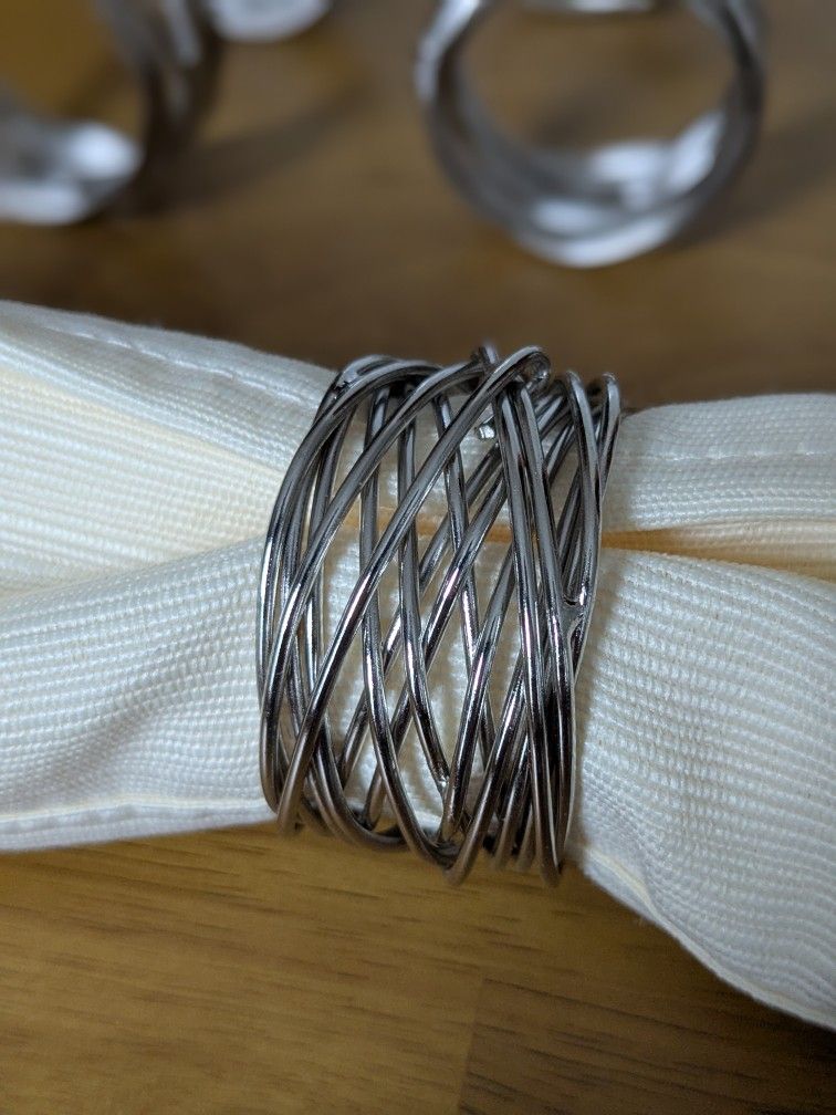 🍽️ Napkin Rings – Twisted Design (Set of 10)