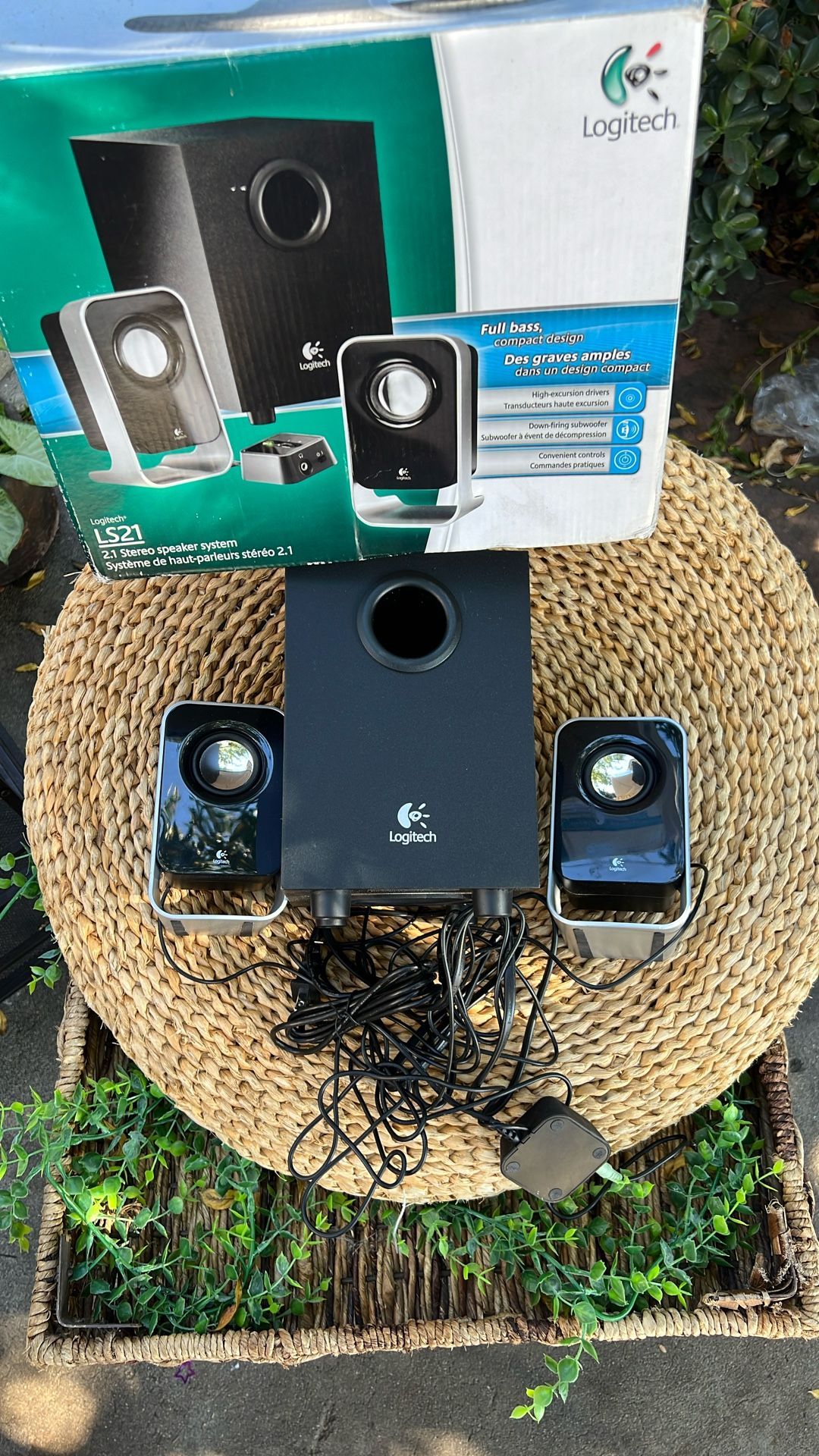 Logitech (LS21) Wired Right & Left 2.1 Stereo Speaker System w/ Subwoofer