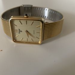 clock in good condition works well good air conditioner