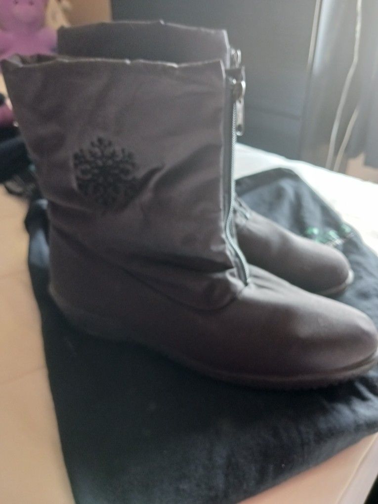 SNOW BOOTS & SIZE 10 ......😍