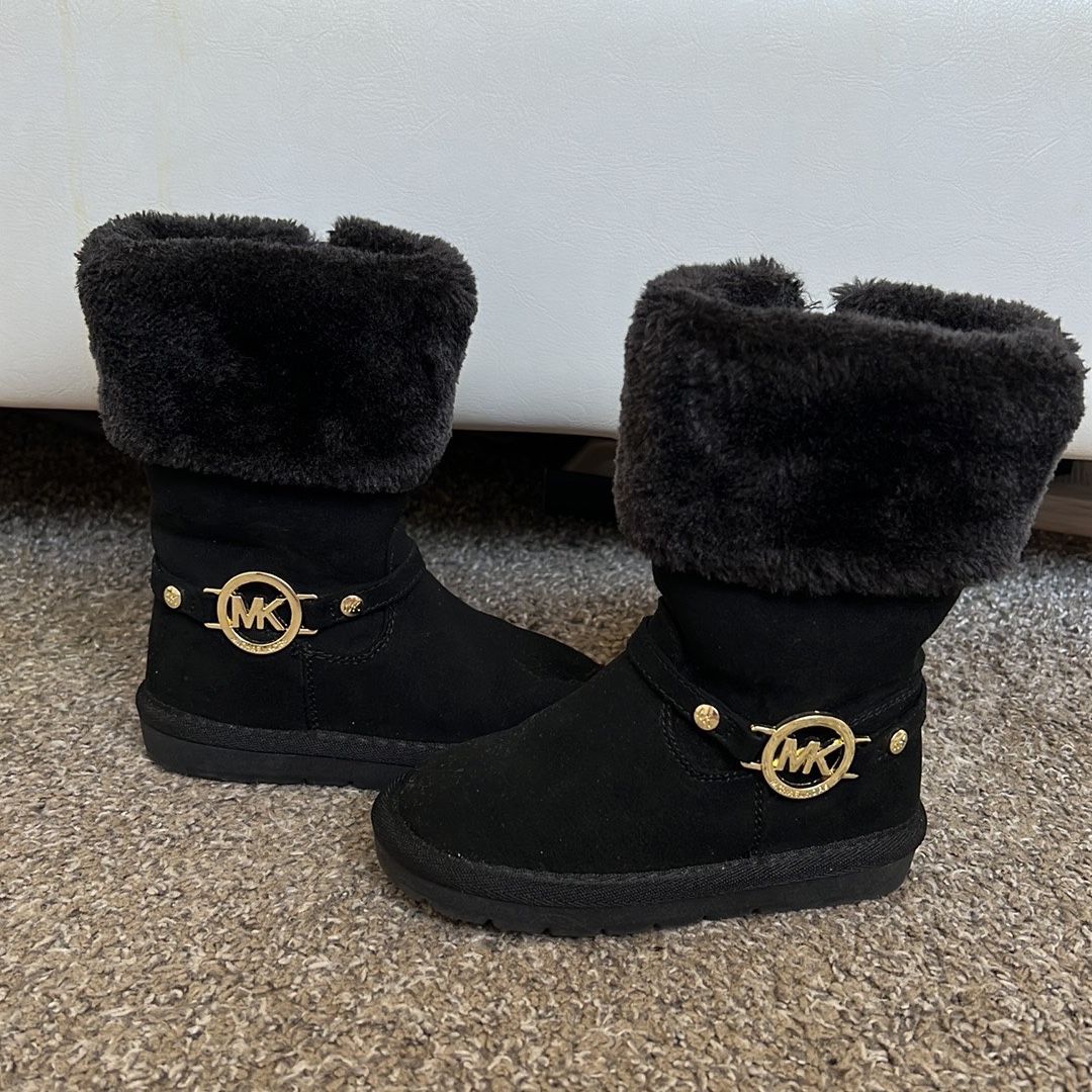 Michael Kors Toddler Black Faux Fur Boots 8 for Sale in Auburn, WA - OfferUp