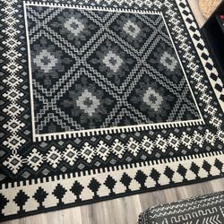 CREAM & BLACK AREA RUG 6.75ft X 6.75ft