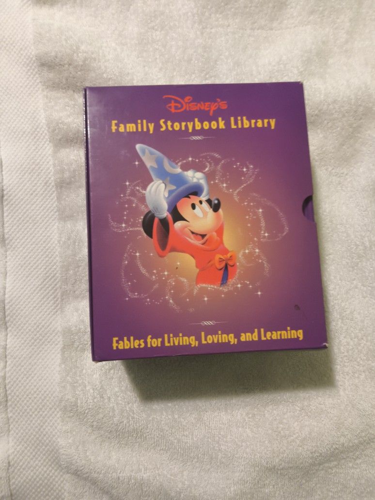 DISNEY'S FAMILY STORYBOOK LIBRARY 12 CHARACTER BUILDING BOOKS FOR CHILDREN LIKE NEW !