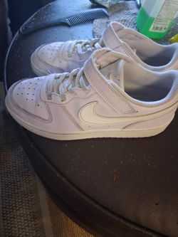 Nike White Low-Top Sneakers borough basketball court shoes size 2Y