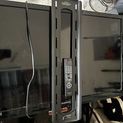 40” Magnavox Flat Screen TV w/ Wall Mount & Remote