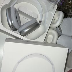 White AirPod Maxes