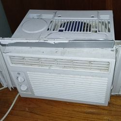 A/C Unit.    5000btu $30usd AS IS Good Condition 