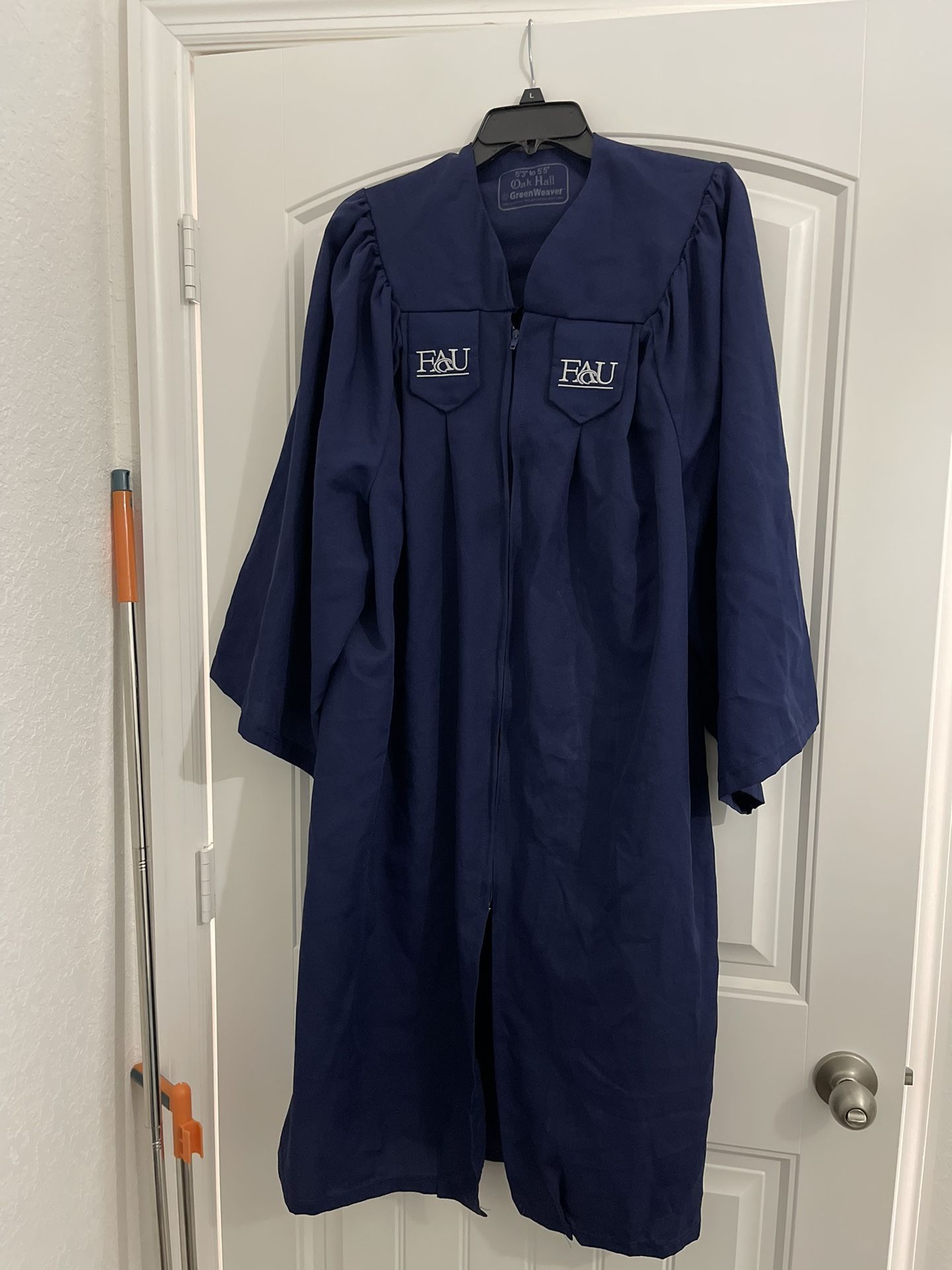 FAU Graduation Gown 5’3 - 5’5