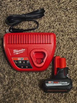 Batería  5ah. y Cargador  Milwaukee M12