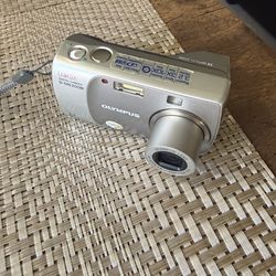 This item is an Olympus Camedia D-540 Zoom digital camera.  Resolution: 3.2 Megapixels Zoom: 3x Optical Zoom Storage: Uses xD-Picture Cards