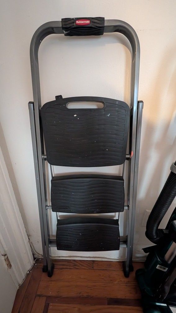 Rubbermaid 3-step ladder