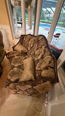 Dinnet with chairs and seatte