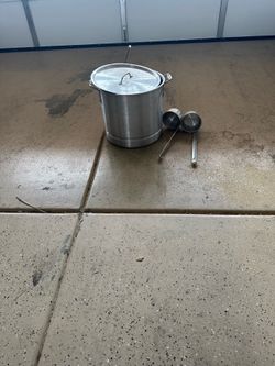 Tamale/stock pot with 2 ladles