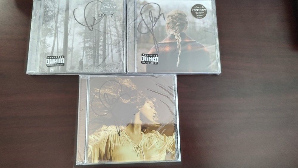 Taylor Swift Signed CDs AUTOGRAPH 