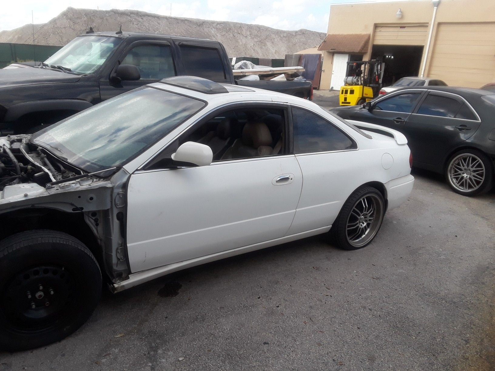 2001 Acura cl Good engine bad transmission car still runs missing front parts hood,bumper and fenders