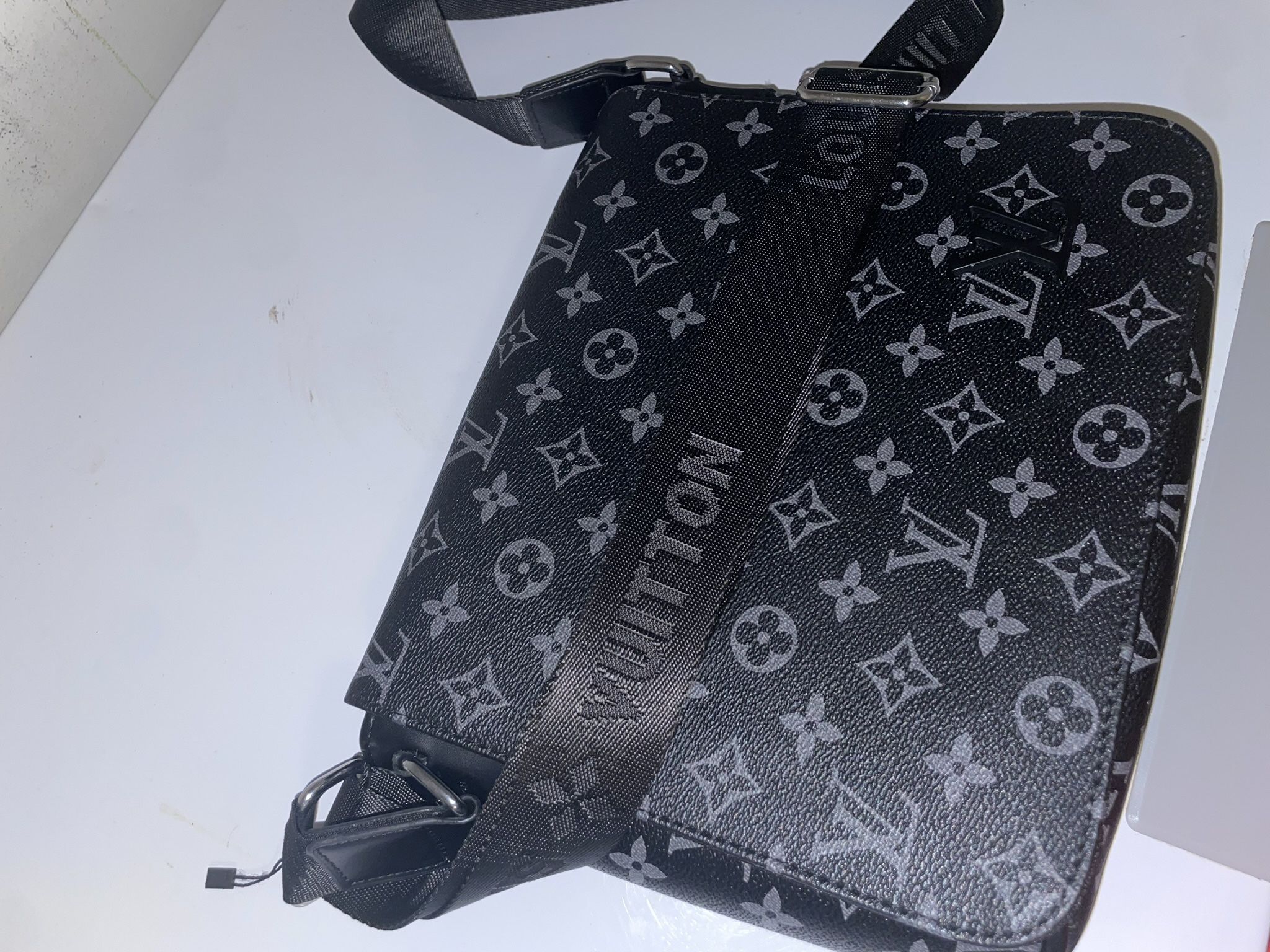 LOUIS VUITTON District PM Messenger bag